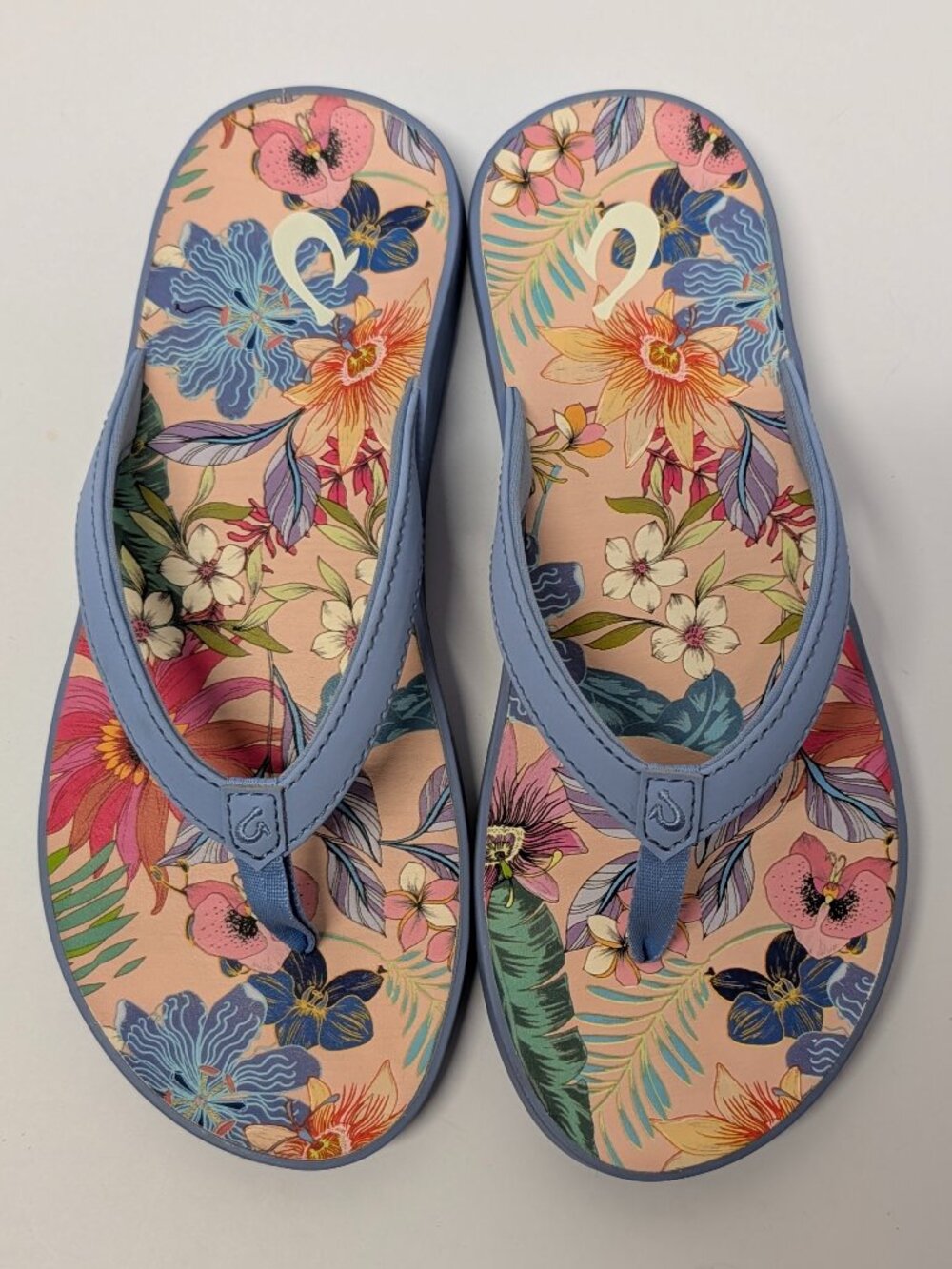 OluKai Puawe Flip Flops in Cloud Blue/Flower